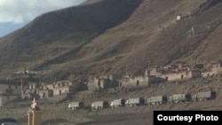 Tarmo monastiri yaqinida harbiy mashinalar. "Amerika ovozi"ning Tibet xizmati surati.