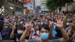 ក្រុម​បាតុករ​ដែល​ប្រឆាំង​នឹង​ច្បាប់​សន្តិសុខ​ថ្មី​ លើក​ម្រាមដៃ​៥ បង្ហាញ​នូវ​ការ​ទាមទារ ៥ ចំណុច នៅ​ថ្ងៃ​ខួប​នៃ​ការ​ប្រគល់​ទីក្រុង​ហុងកុង​ពី​ចក្រភព​អង់គ្លេស​ទៅ​ឲ្យ​ប្រទេស​ចិន។ បាតុកម្ម​នេះ​ធ្វើ​ឡើង​កាល​ពី​ថ្ងៃ​ទី១ កក្កដា ២០២០។