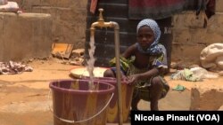FILE - A girl is getting water in the transitional camp for ex-Boko Haram fighters in Diffa, Niger, April 17, 2017. (Nicolas Pinault/VOA)