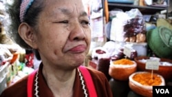 Nida Khajonrungruang, a purveyor of hot sauces in the Si Racha central food market, opines that the American sauce bearing the city's name is spicier and saltier than the local varieties. (Z. Aung/VOA)
