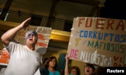 一名男子10月间在马德里举行的抗议活动中呼喊反腐口号。（资料照）