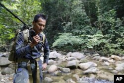 Seorang anggota tim penyelamat dalam operasi pencarian remaja Inggris yang dilaporkan hilang di sebuah hutan di Seremban, Negeri Sembilan, Malaysia, 8 Agustus 2019.
