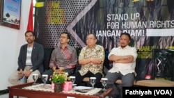 Komisioner Komnas HAM dalam jumpa pers Jumat (27/9) di kantornya menuntut polisi untuk menyelidiki penyebab kematian ketiga pengunjuk rasa saat demo menolak sejumlah Rancangan Undang-undang seperti RKUHP. (Foto:VOA/Fathiyah)