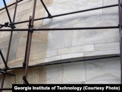 Toj Mahalning tozalangan qismini yaqindan ko'rish mumkin. Yangi izlanish chang, axlat, o'tin yoqish oqibatida tarqalayotgan tutun maqbaraning rangini olayotganini aniqladi.