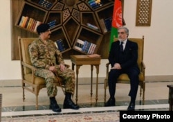 Pakistan’s military leader, General Raheel Sharif, meets with Afghan Chief Executive Abdullah Abdullah, in Kabul, Dec. 27, 2015. (Courtesy: Pakistan army)