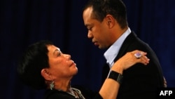 แฟ้มภาพ - ไทเกอร์ วู้ดส์ และแม่ของเขา กุลธิดา วู้ดส์ หลังการแถลงข่าวกับผู้สื่อข่าวที่ U.S. PGA Tour ในฟลอริดา 13 ก.พ. 2010 (Reuters)