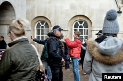 Polisi bersenjata berpatroli di di tempat-tempat umum yang ramai di sekitar Westminster. Tindakan pengamanan diperketat menjelang perayaan Malam Tahun Baru di London, 30 Desember 2017.
