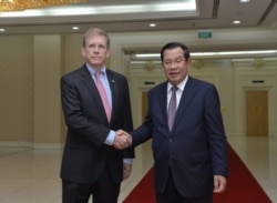 រូបឯកសារ៖ ឯកអគ្គរដ្ឋទូត​សហរដ្ឋ​អាមេរិក​ W​.​ ​Patrick​ ​Murphy​ ជួប​ជាមួយ​នាយករដ្ឋ​មន្ត្រី​កម្ពុជាលោក ហ៊ុន សែន​ កាលពី​ថ្ងៃទី ២៣ ខែតុលា ឆ្នាំ២០១៩។​ (រូបថតដោយស្ថានទូតអាមេរិកប្រចាំកម្ពុជា)