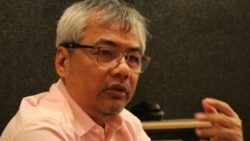 រូបឯកសារ៖ លោក​ ឆាំង យុ​ ប្រធាន​មជ្ឈមណ្ឌល​ឯកសារ​កម្ពុជា​ (DC-Cam) ក្នុង​អំឡុង​ពេល​ផ្ដល់​បទ​សម្ភាសន៍​ដល់​VOA​នៅ​សណ្ឋាគារ Beacon ក្នុង​រដ្ឋ​ធានី Washington កាល​ពី​ថ្ងៃសុក្រ ទី១២ ខែ​ឧសភា ឆ្នាំ​២០១៧។ (ហុង ចិន្តា​/VOA)