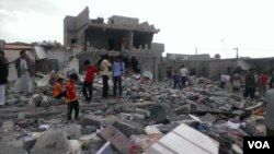 This neighborhood, where more than 100 buildings have been destroyed, has brought attention to the plight of Yemeni blacks, with neighboring communities coming to witness the damage, in Sana'a, Yemen, Oct. 9, 2015. (VOA/A. Mojalli)