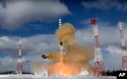 Rudal balistik antarbenua Sarmat meledak saat peluncuran uji coba. (Foto: via AP)