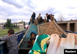 Afghan villagers fleeing fighting arrive at the Behsud district of Nangarhar province, Afghanistan, April 24, 2019.