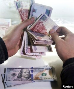 A man counts Egyptian currency at an exchange office in Cairo, Nov. 3, 2016.