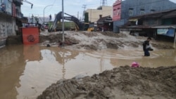 Sebuah alat berat digunakan untuk mengeruk material lumpur yang menutupi badan jalan akibat banjir bandang di Masamba, Luwu Utara, Sulawesi Selatan, 14 Juli 2020. (Foto: Tim SAR UNHAS Makassar)