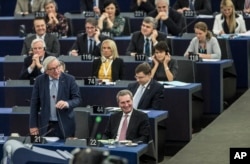 European Commission President Jean-Claude Juncker, left, speaks at the European Parliament in Strasbourg, eastern France, Nov.13, 2018. British and Irish media say U.K. and EU negotiators have reached an agreement on a proposed Brexit deal to resolve the main outstanding issue of the Irish border.