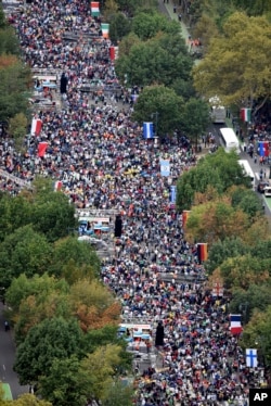 People gather on the Benjamin Franklin Parkway before the Papal Mass in Philadelphia on Sunday, Sept. 27, 2015.