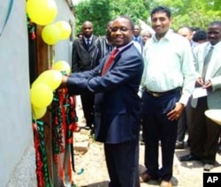 Launching the distribution exercise, Zambian government official and Rakesh Katal from Concern Zambia