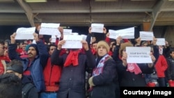 Traktor azarkeşləri stadionda irqçiliyə etiraz ediblər