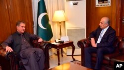 خلیلزاد د پاکستان د بهرنیو چارو له وزیر سره د لیدنې پرمهال