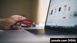 Дедалі більше одягу та аксесуарів американці купують онлайн