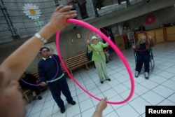 Pasien dengan Alzheimer dan demensia dalam sebuah sesi terapi di Yayasan Alzheimer di Mexico City.