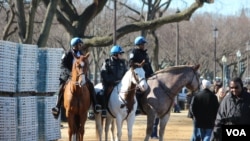 Cảnh sát cưỡi ngựa tuần tra ở Quảng trường Quốc gia trước lễ nhậm chức của Tổng thống Obama