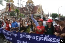 Pro-ruling party demonstrators stage a protest rally in front of National Assembly in Phnom Penh, Cambodia, Oct. 26, 2015, the same day two members of Cambodia's opposition party were beaten in front of the building with police looking on.