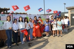 The five Cambodian girls of the app team Cambodia Identity Product, right, stand next to other coders from India and Hong Kong before making a final pitch of their app to the judges during the Technovation Challenge World Pitch Summit competition at Google headquarters in Mountain View, Calif., Aug. 10, 2017. (S. Soeung/VOA Khmer)