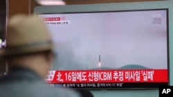 A man watches a TV news program reporting about North Korea's missile firing with a file footage, at Seoul Train Station in Seoul, South Korea, April 29, 2017.