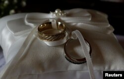 Cincin kawin di sebuah gereja Katolik di Heredia, Kosta Rika 20 Mei 2018. (Foto: REUTERS/Juan Carlos Ulate)