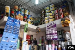 Provisions are displayed at a store in Obalende market in Lagos, Nigeria, March 3, 2016. (C. Stein/VOA)