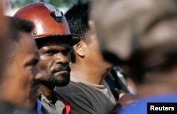 Para pekerja tambang tembaga Freeport McMoran Inc. menunggu bus karyawan di Stasiun Bus Gorong-Gorong di Timika, Papua, 3 Januari 2012.