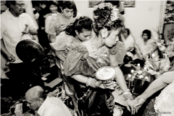 ពិធីរៀបមង្គលការបែបប្រពៃណីខ្មែរត្រូវបានធ្វើឡើងនៅក្នុងអគារផ្ទះជួលមួយ នៅតំបន់ Argyle និង Glenwood ជាយក្រុង Chicago រដ្ឋ Illinois កាលពីដើមទសវត្សរ៍ ១៩៩០។