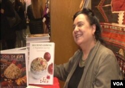 نجمیه باتمانقلیچ، سرآشپز و نویسنده شناخته شده در جشن نوروز موزه «فریر و سکلر» کتابهایش را امضاء کرد