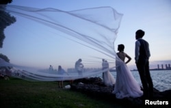 江苏省苏州市的年轻人在拍摄婚纱照。（2021年8月13日）