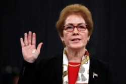Marie Yovanovitch diambil sumpahnya sebelum memberikan kesaksian dalam sidang dengar pendapat penyelidikan pemakzulan hari Jumat (15/11).