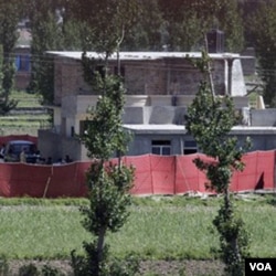 Kompleks persembunyian bin Laden di Abbottabad ditutupi sebagian dengan terpal merah, sehari sesudah penyerangan oleh pasukan AS.