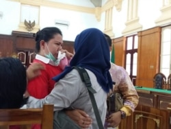 Meiliana menangis sesaat sebelum dimulainya sidang vonis di Pengadilan Negeri Medan, 21 Agustus 2018. (Foto: Kuasa Hukum Meiliana)