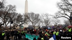 راهپیمای مخالفان ترامپ در پایتخت آمریکا در روز شنبه ۲۵ دیماه