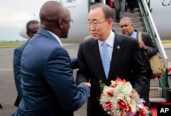 UN Secretary-General Ban Ki-moon (R) is welcomed by Burundian First Vice President, Gaston Sindimwso (L) as he arrives in Bujumbura, Burundi, Feb.22, 2016, in an effort to encourage political dialogue.