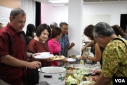 លោក William Heidt ឯកអគ្គរដ្ឋ​ទូតអាមេរិកប្រចាំប្រទេស​កម្ពុជាទទួល​ទាន​អាហារ​ថ្ងៃត្រង់​តាម​បែប​ខ្មែរ នៅ​ក្នុង​ជំនួប​ក្រៅ​ផ្លូវ​ការ​មួយ​ជា​មួយ​ពល​រដ្ឋ​ខ្មែរ​អាមេរិក​កាំងនៅ​វត្ត​ពុទ្ធិការាម រដ្ឋ​ Maryland នៅ​ថ្ងៃទី២៣ ខែ​កក្កដា ឆ្នាំ២០១៧។ (សឿន វឌ្ឍនា​/VOA)