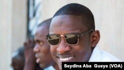 Pape Djibril Fall, journaliste chroniqueur, à Dakar, le 22 février 2019. (VOA/Seydina Aba Gueye)