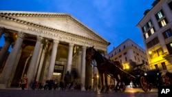 A traditional horse carriage waits for tourists in front of Rome's Pantheon.