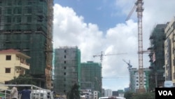 柬埔寨西哈努克港从一个受到西方背包客欢迎的海边小城，摇身变成了一个由中国人投资开发的大工地。据西哈努克省的官员介绍，西港90%的生意都是中国人在经营。