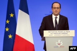 French President Francois Hollande urged Israel and the Palestinians to make a "courageous choice" for peace as he opened a conference on the conflict in Paris, June 3, 2016.