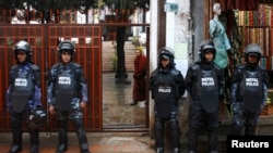 བལ་ཡུལ་གྱི་ཉེན་རྟོག་པ་རྣམས་བོད་ཀྱི་དགོན་པའི་མདུན་དུ་ལངས་ནས་བསྡད།