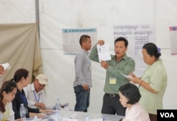 សកម្ម​ភាព​រាប់សន្លឹកឆ្នោត​ ក្នុងការ​បោះឆ្នោត​ក្រុមប្រឹក្សា​ឃុំ-សង្កាត់អណត្តិទី៤​ នៅរាជធានី​ភ្នំពេញ​, នៅ​ថ្ងៃ​ទី០៤​ ខែមិថុនា​ ឆ្នាំ២០១៧។​ (អូន​ ឆេង​ប៉រ/ VOA)