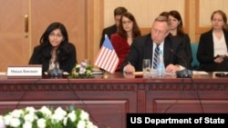 AQSh Davlat kotibining Janubiy va Markaziy Osiyo bo'yicha muovini Nisha Bisvol va Toshkentdagi elchi Jorj Krol, 1-dekabr, 2014