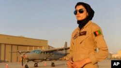 نیلوفر رحماني په تیرو ٣٠ کلونو کې لومړنۍ افغانه پوځي پیلوټه ده