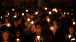 资料照：香港民众在维多利亚公园举行六四烛光纪念会。(2018年6月4日)